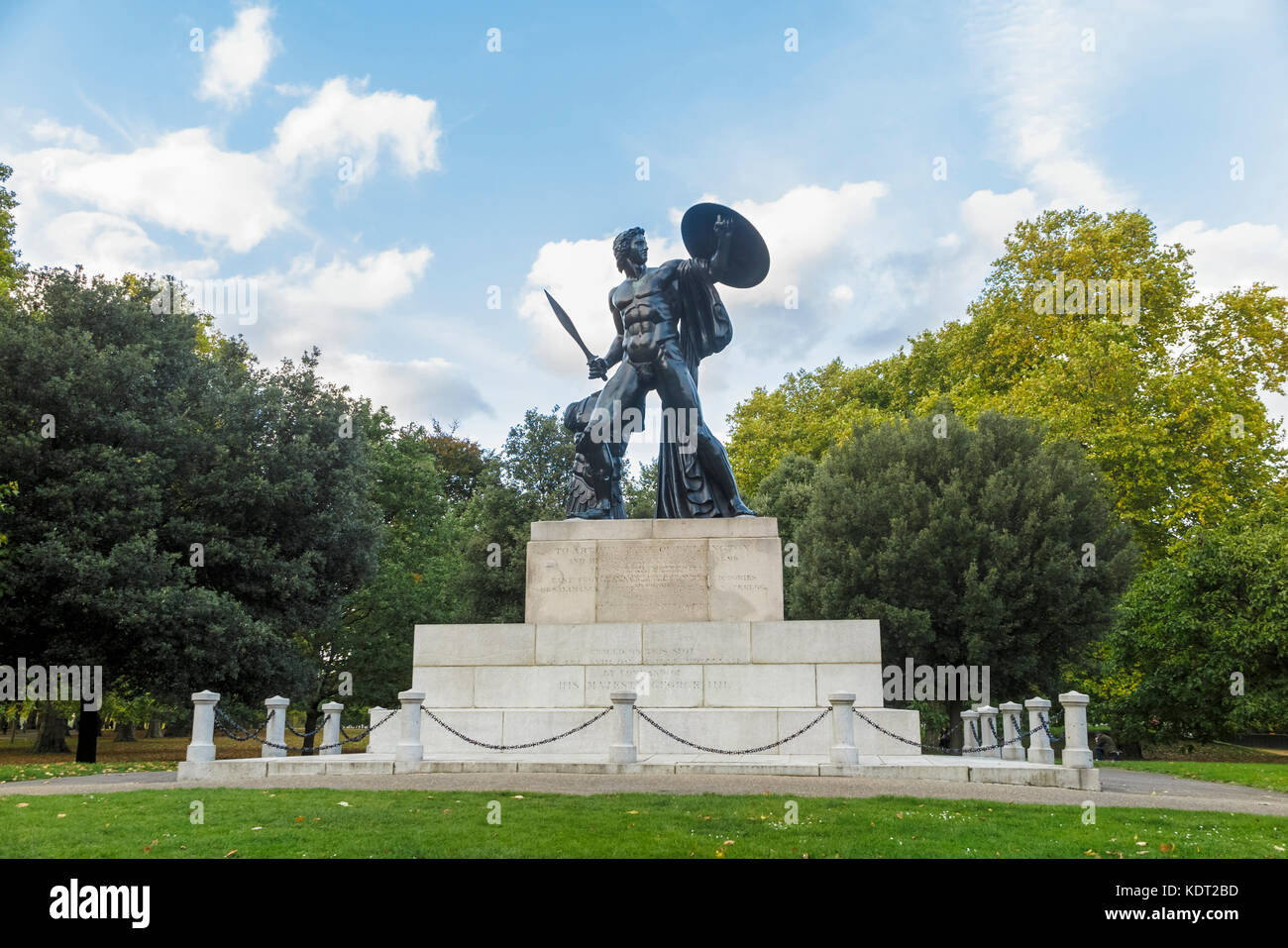 Vista de la gran estatua de bronce de Aquiles en Hyde Park, Londres W1 erigida en honor de Arthur Wellesley, primer duque de Wellington, inscripción sobre zócalo Foto de stock