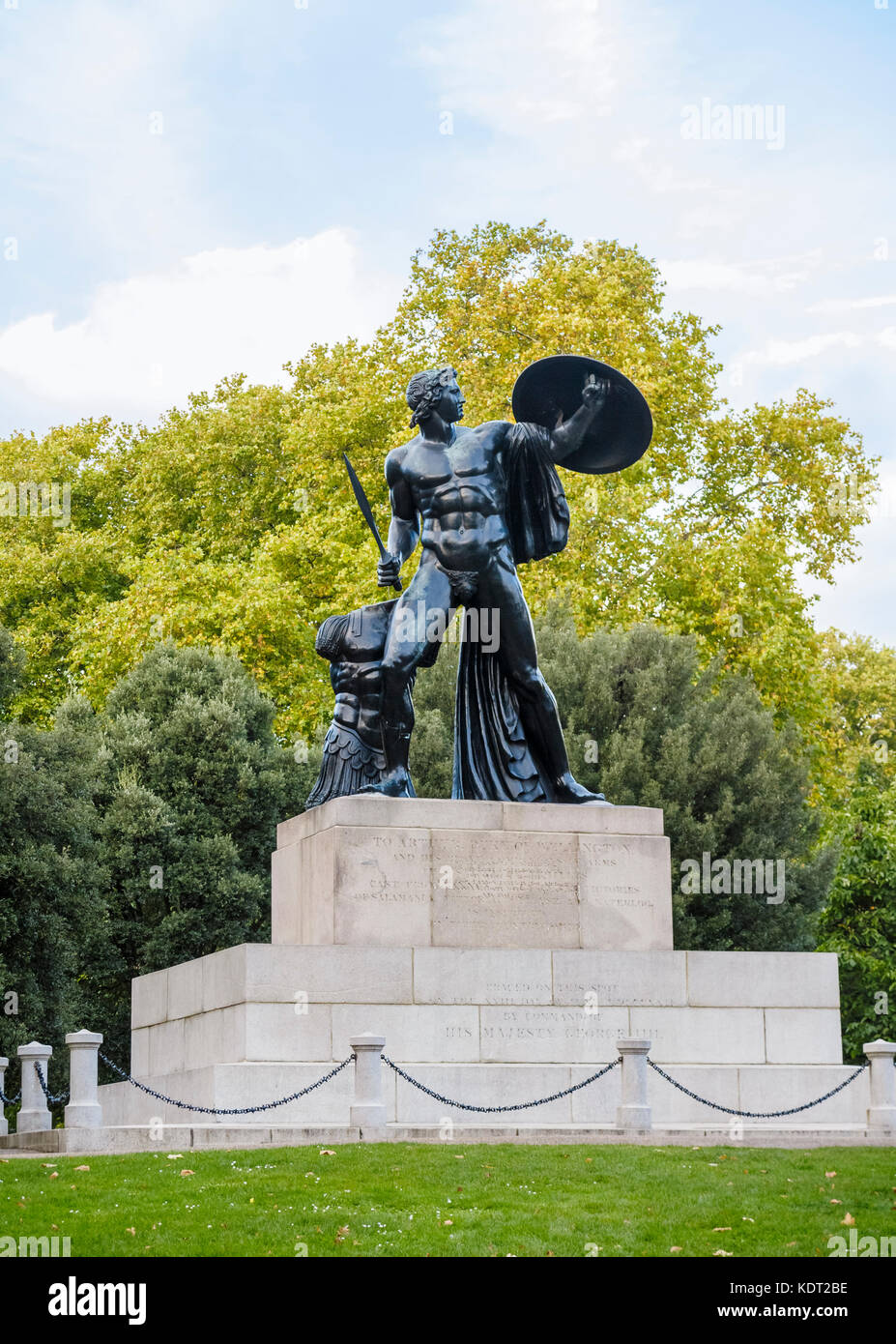 Vista de la gran estatua de bronce de Aquiles en Hyde Park, Londres W1 erigida en honor de Arthur Wellesley, primer duque de Wellington, inscripción sobre zócalo Foto de stock