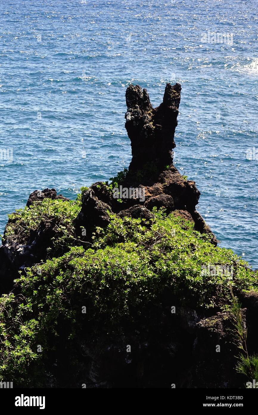 Orejas de conejo Isla. El distintivo de la roca de la lava es un hito en Waianapanapa State Park, fuera de la carretera Hana, Maui, Hawai Foto de stock