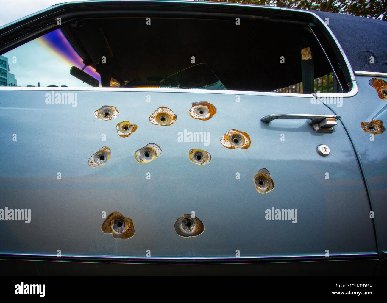 Agujeros de bala en una puerta del automóvil Cadillac Foto de stock