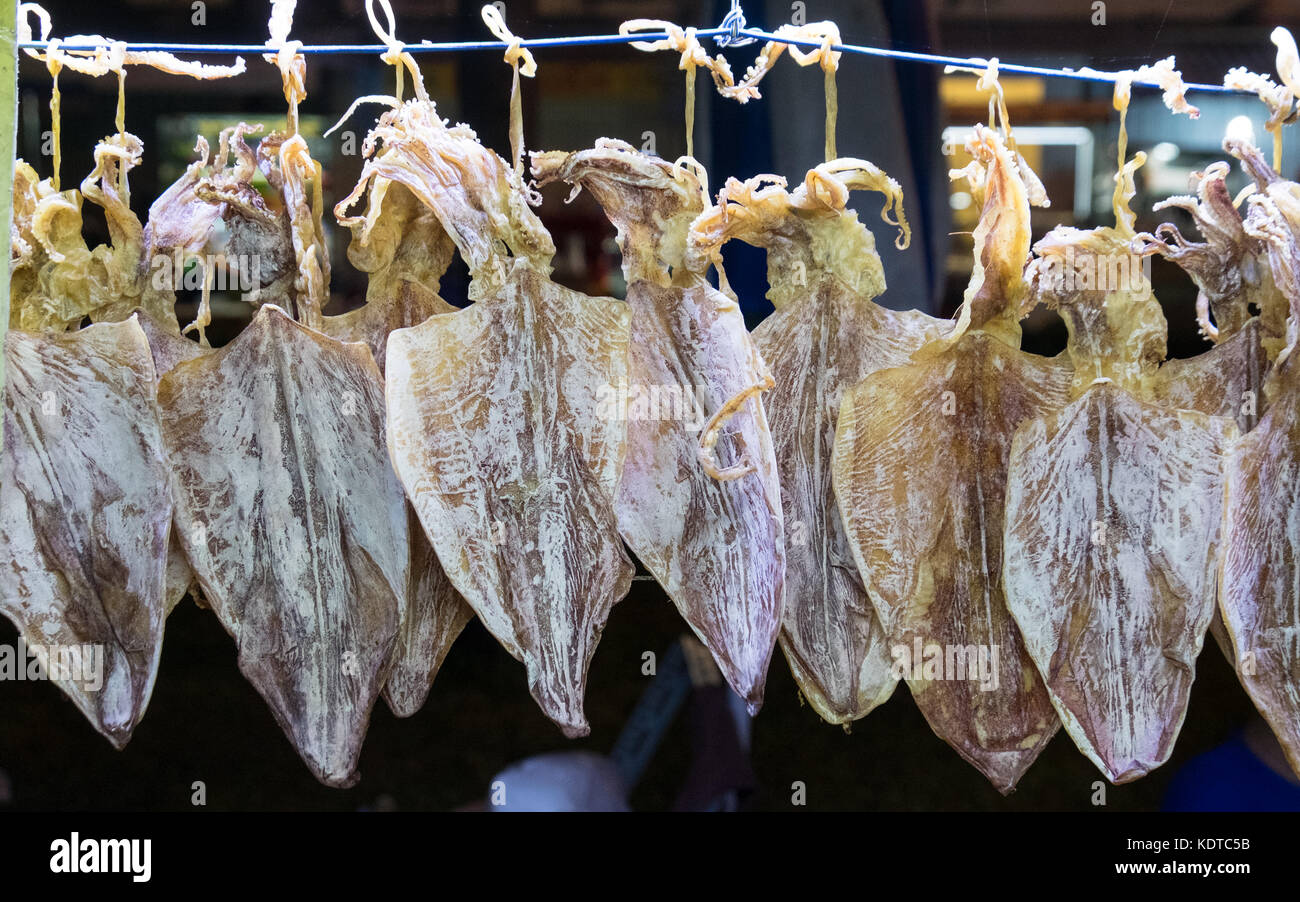 Calamares secos en el display en Can Tho mercado nocturno Foto de stock