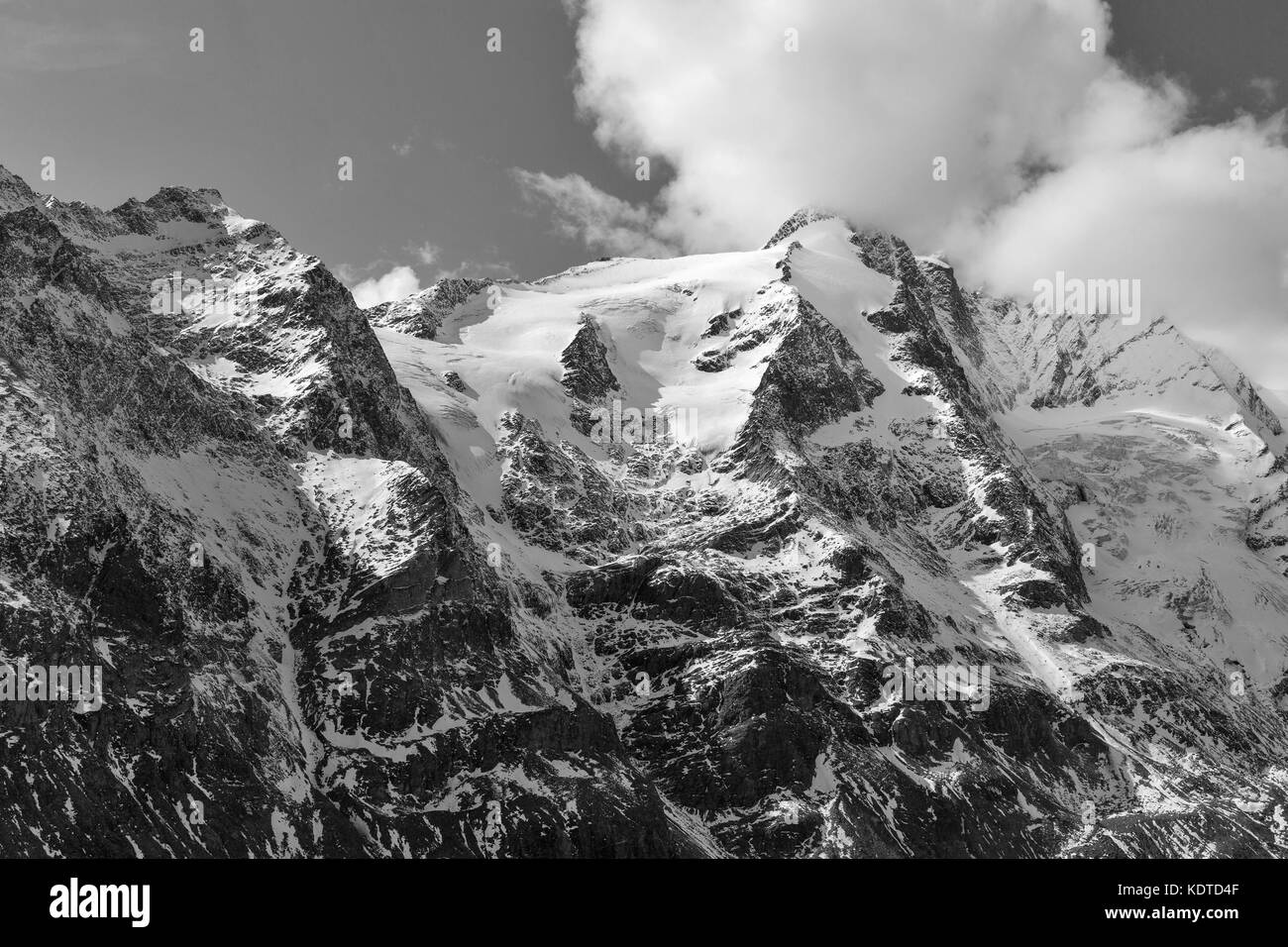 Paisaje de montaña en Kaiser Franz Josef glaciar. grossglockner high alpine road en Alpes austríacos. blanco y negro. Foto de stock