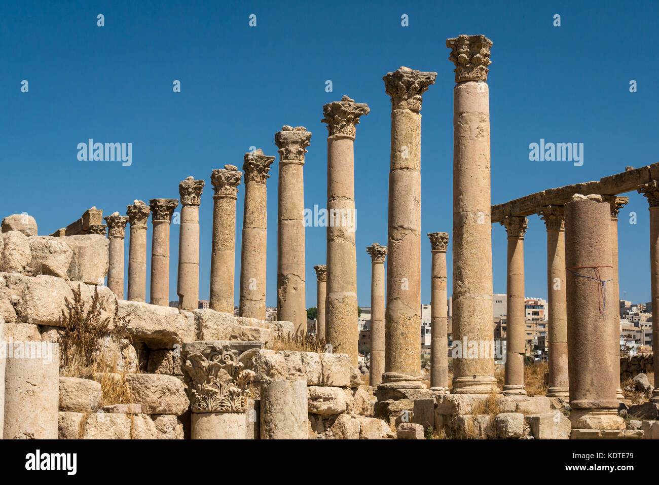 Cardo con columnas corintias, la ciudad romana de Jerash, la antigua Gerasa, sitio arqueológico y turístico, Jordania, Oriente Medio Foto de stock