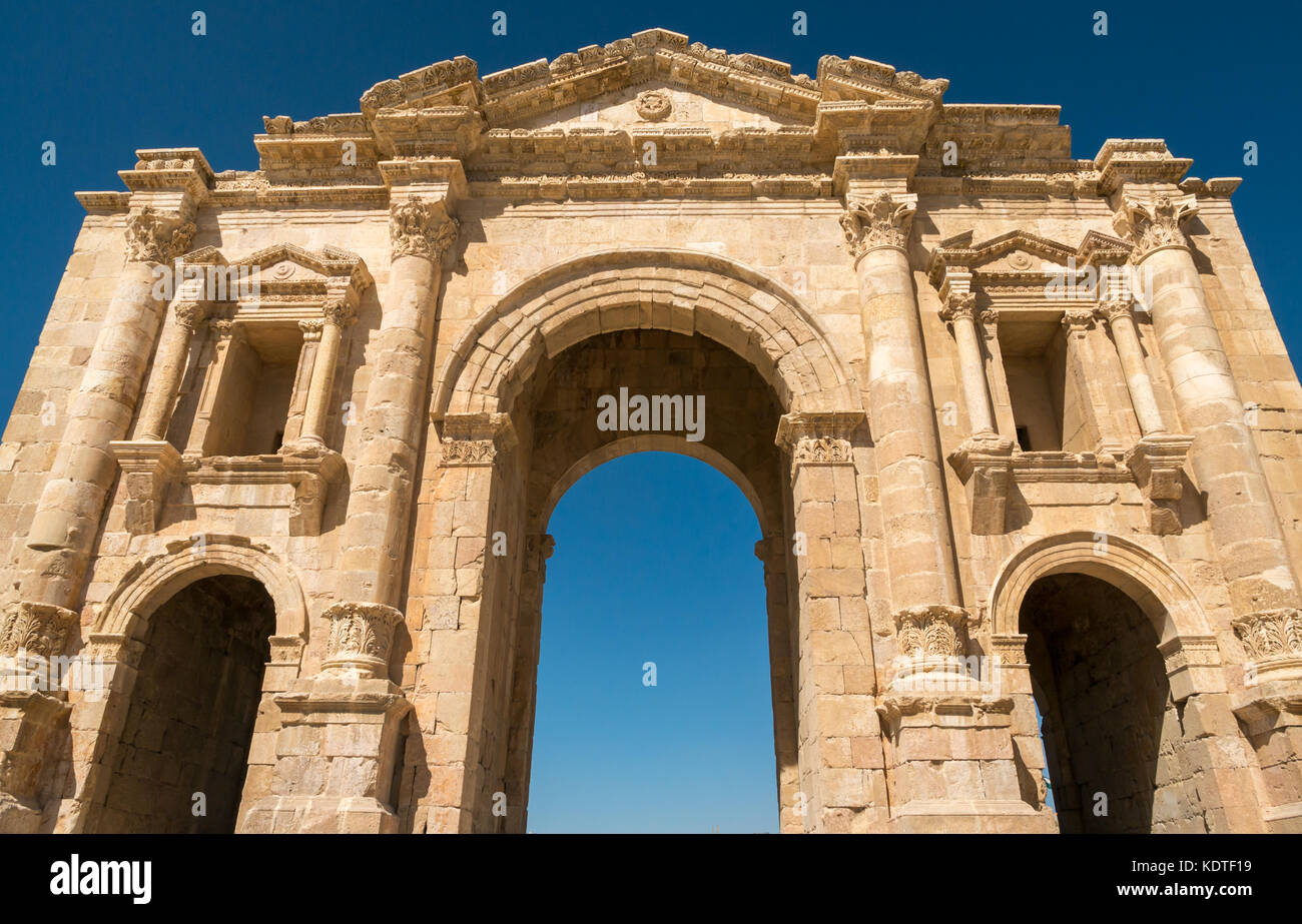 Puerta del Arco de Adriano, en el extremo sur de la ciudad romana de Jerash, la antigua Gerasa, un sitio arqueológico y turístico, Jordania, Oriente Medio Foto de stock