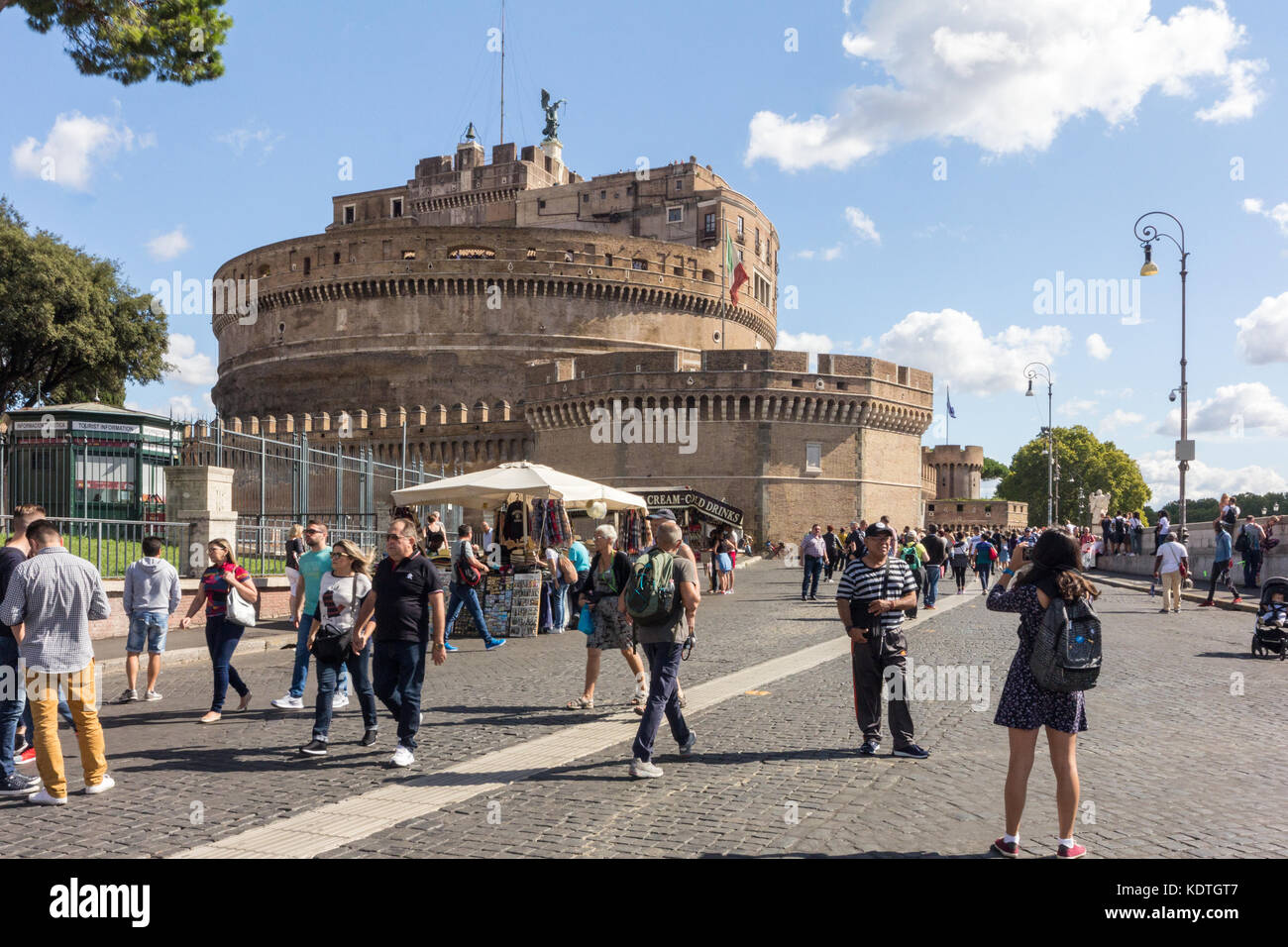 Los turistas tomando fotos fuera del Castel Sant'Angelo, Roma, Italia Foto de stock