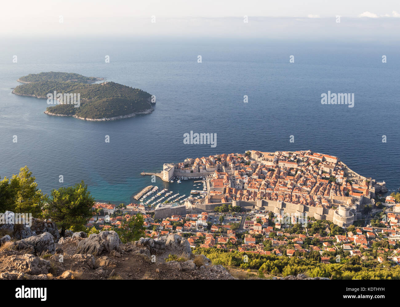 El amanecer sobre el famoso casco antiguo de Dubrovnik vista desde un punto de vista sobre la costa adriática de Croacia en Europa oriental Foto de stock