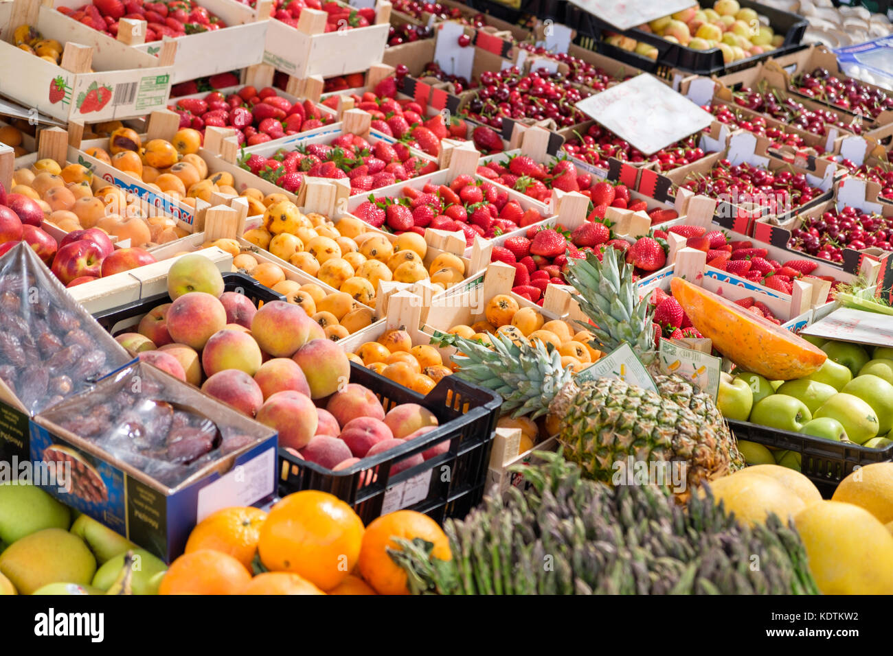 Frutas frescas orgánicas y vegtables en un puesto en el mercado. Foto de stock