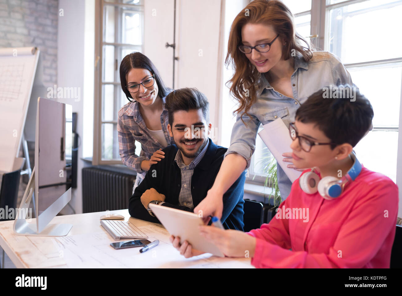 Compañeros de negocios para debatir nuevas ideas y puesta en común de