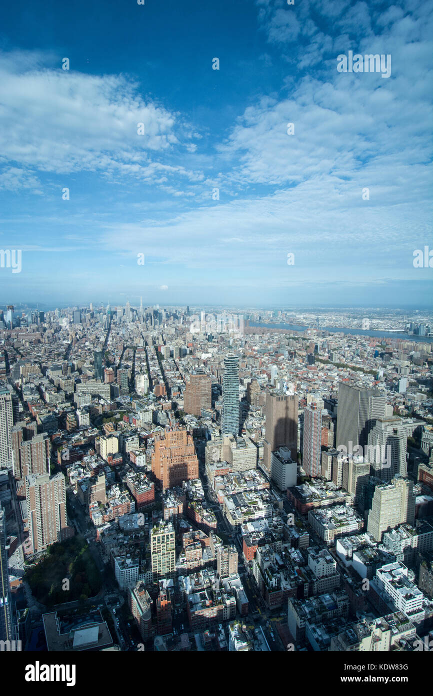 Amplias vistas del horizonte de Manhattan desde un observatorio mundial, en el World Trade Center, New York, NY, EE.UU. Foto de stock