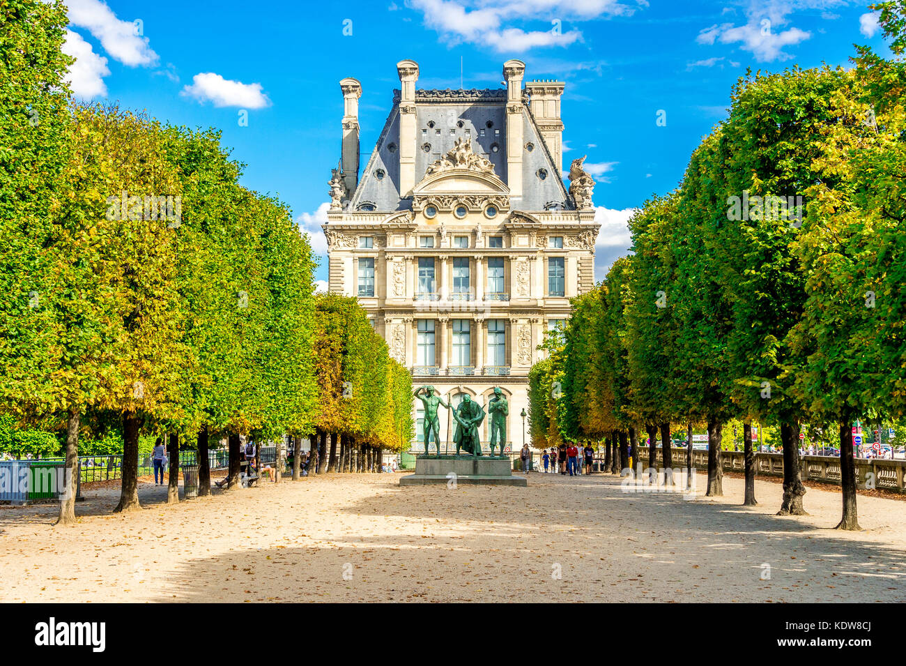 El Jardín de las Tullerías (Jardín de las Tullerías), y la hermosa arquitectura del Louvre se exhiben en el fondo. París, Francia Foto de stock