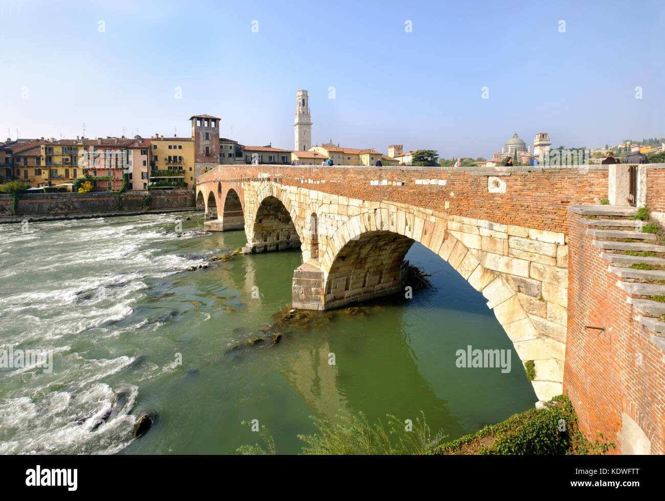 El puente de arco romano, Ponte Pieta, sobre el río Adige, Verona, Véneto, Italia Foto de stock