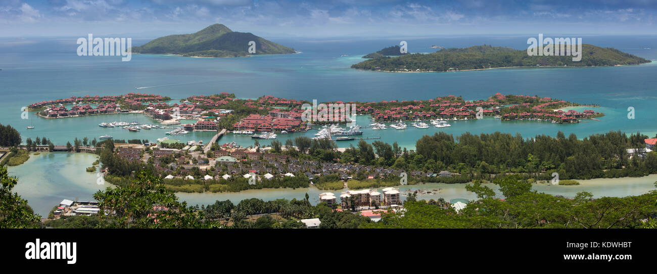 Las islas Seychelles, Mahe, la Isla Victoria, Eden, residencias de lujo y deportivos en las tierras ganadas al mar Foto de stock