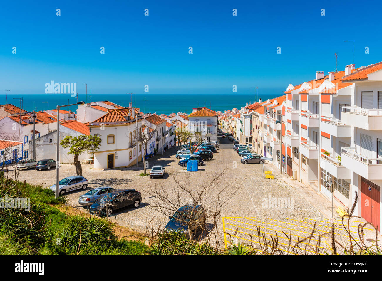 Un alto ángulo de visualización en la aldea costera de Nazaré Portugal, por el océano Atlántico Foto de stock