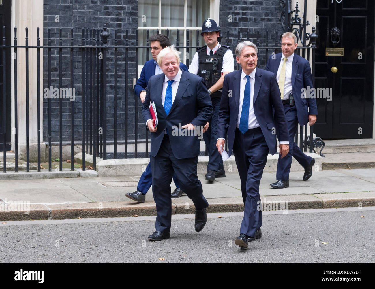 Boris Johnson, MP, Secretario de Estado de Relaciones Exteriores, (L) y Philip Hammond MP el Ministro de Hacienda británico, (R) dejando un 2,5 hora c Foto de stock