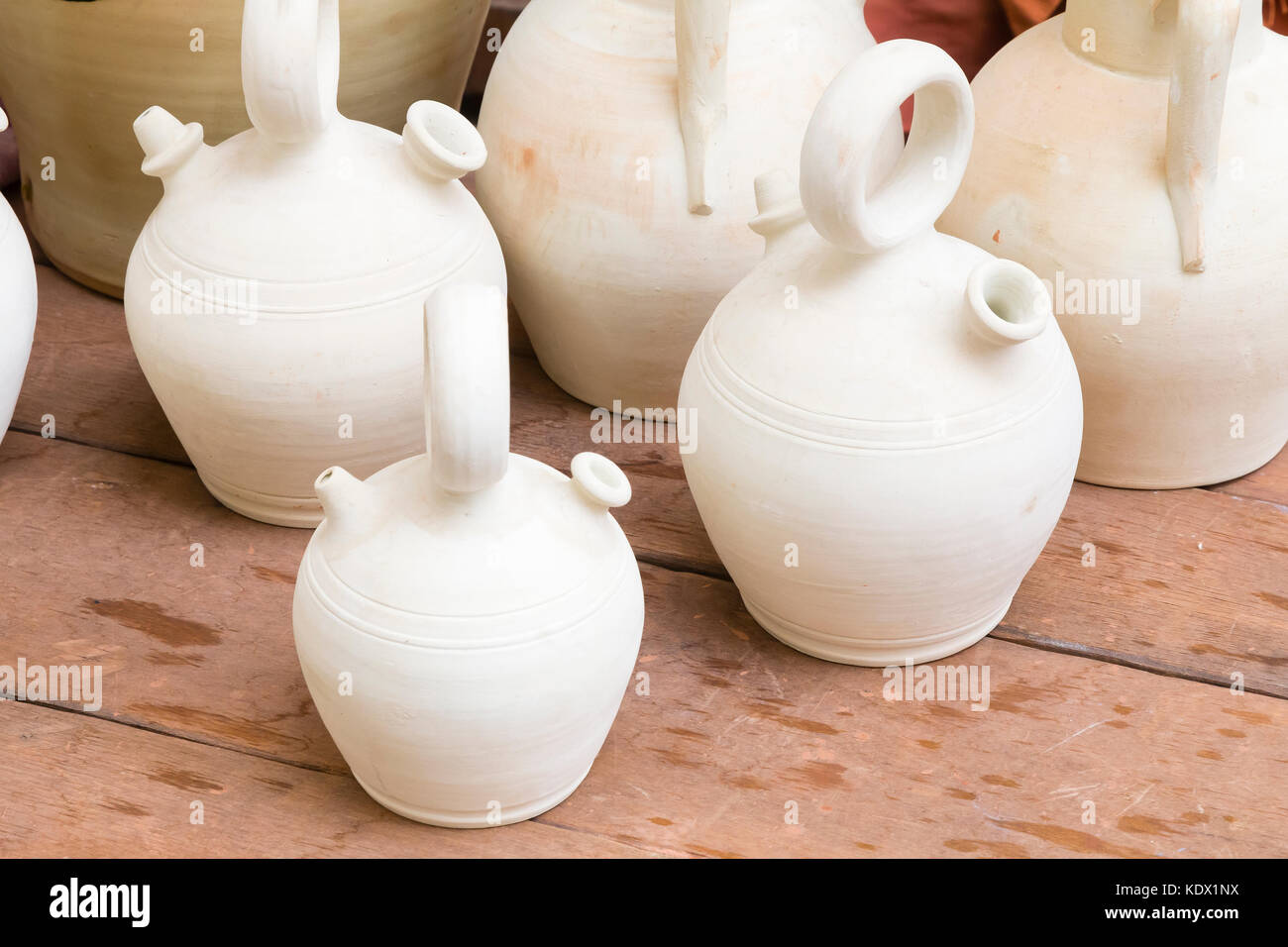 Una jarra de agua de barro usado para mantener el agua fresca en verano  Fotografía de stock - Alamy