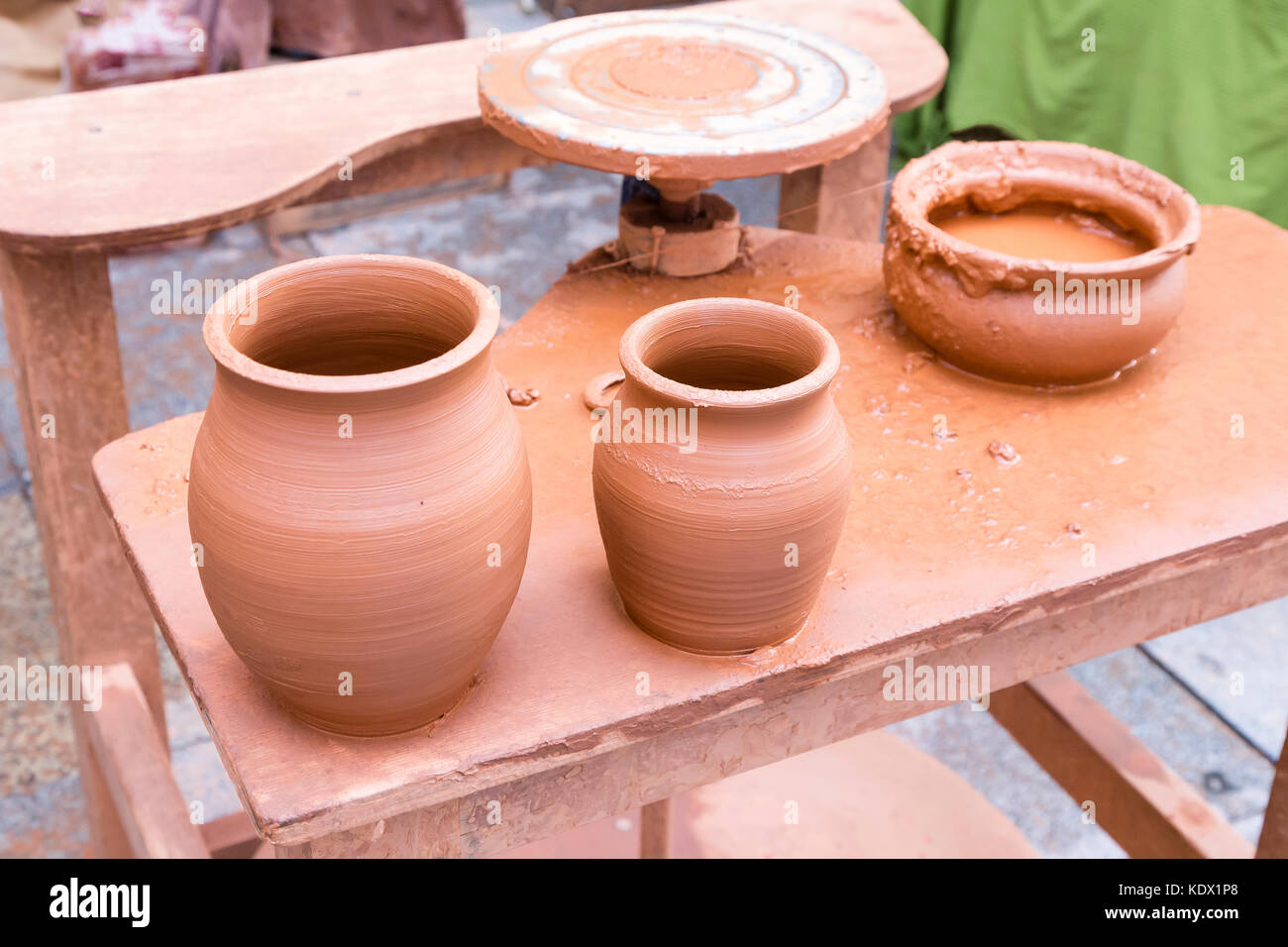 Dos jarrones de arcilla recién hecha en la mesa de trabajo de un alfarero  Fotografía de stock - Alamy