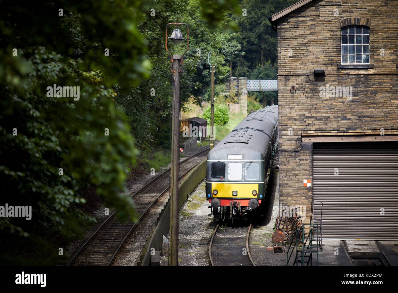 Los Peninos village, Haworth en West Yorkshire, Inglaterra. una DMU en Keighley y Worth Valley Railway Foto de stock