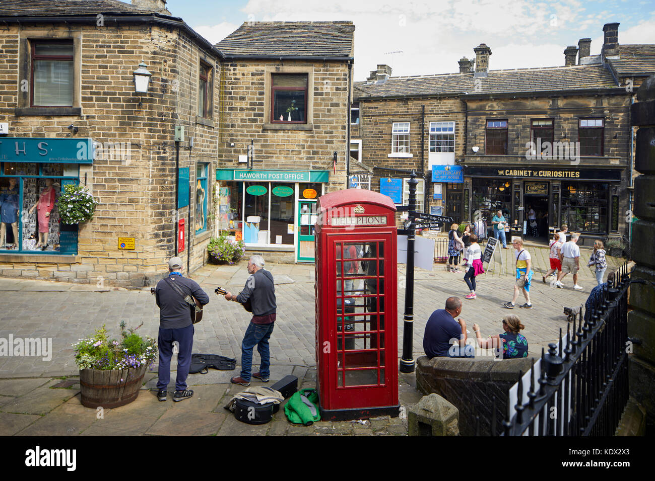 Los Peninos village, Haworth en West Yorkshire, Inglaterra. terrazas de casas y negocios en la empinada calle principal Foto de stock