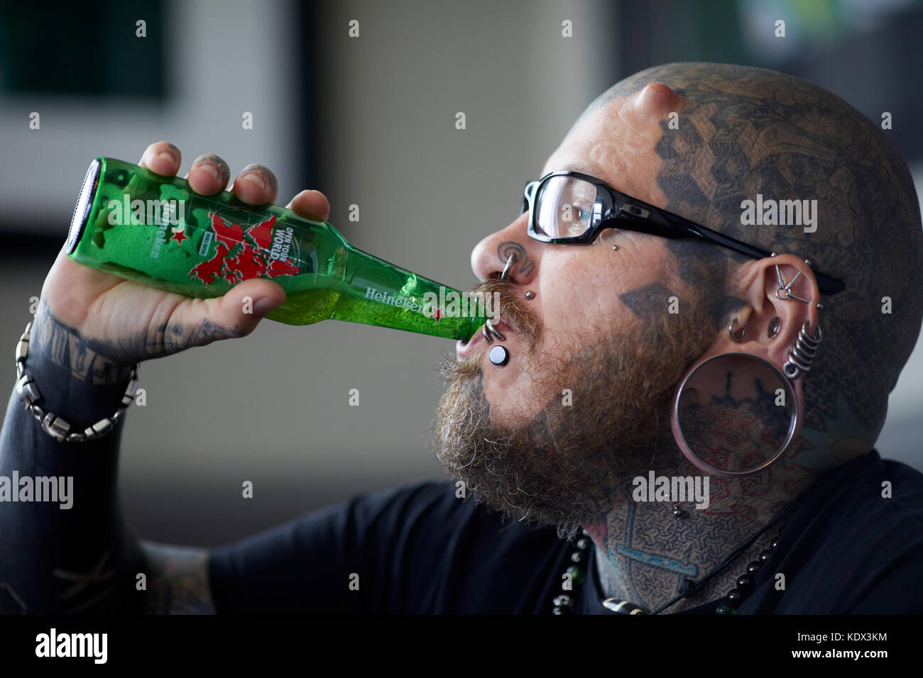 La Biblioteca humana - Modificación corporal bebiendo cerveza Heineken Foto de stock