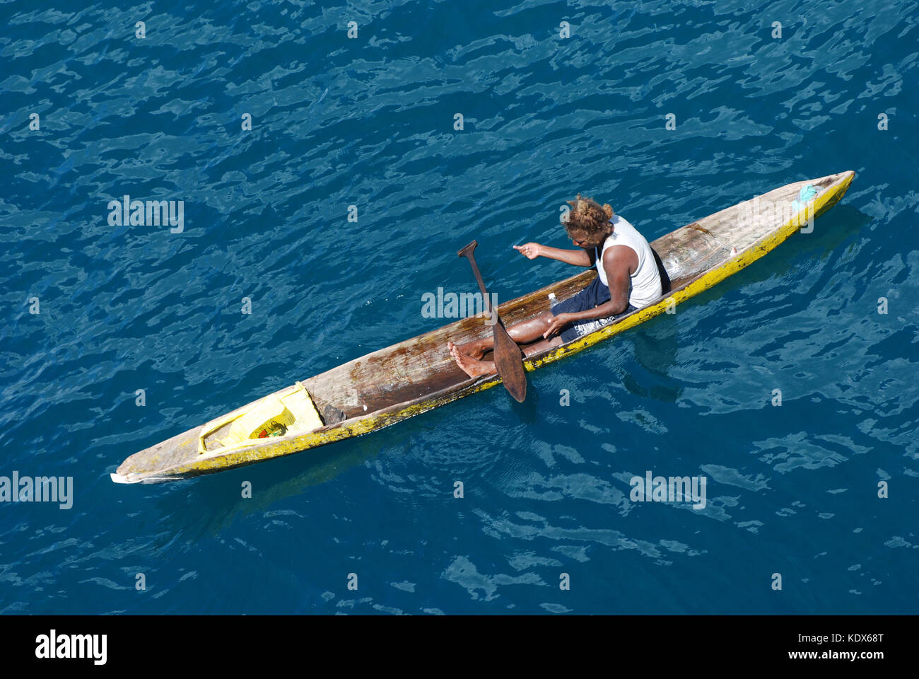 Los pescadores locales en canoa fuera de Honiara, Islas Salomón Fotografía  de stock - Alamy