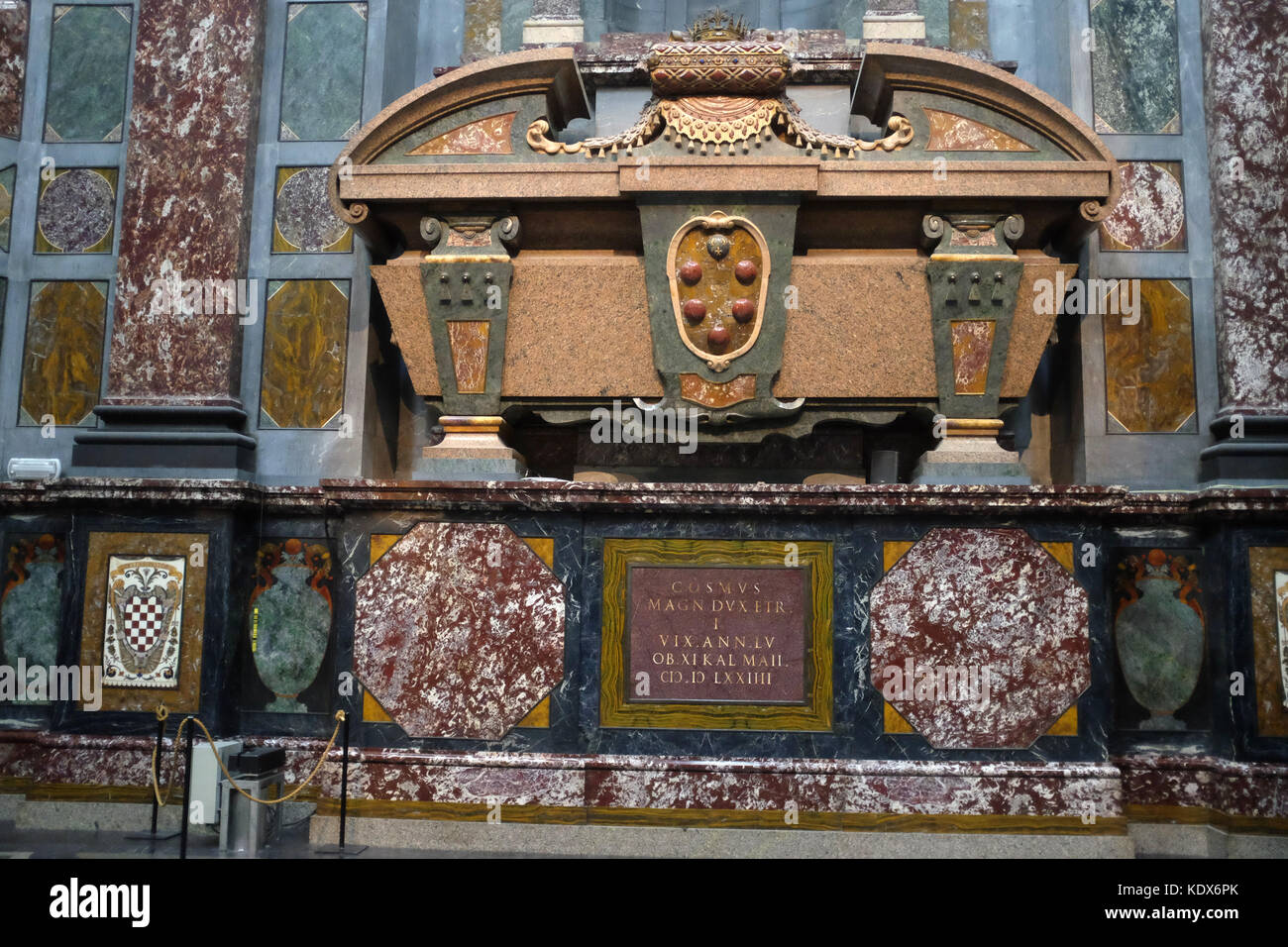 La tumba de Cosimo de Medici, celebrada en la Capilla de los Medici en Florencia, Italia. Foto de stock