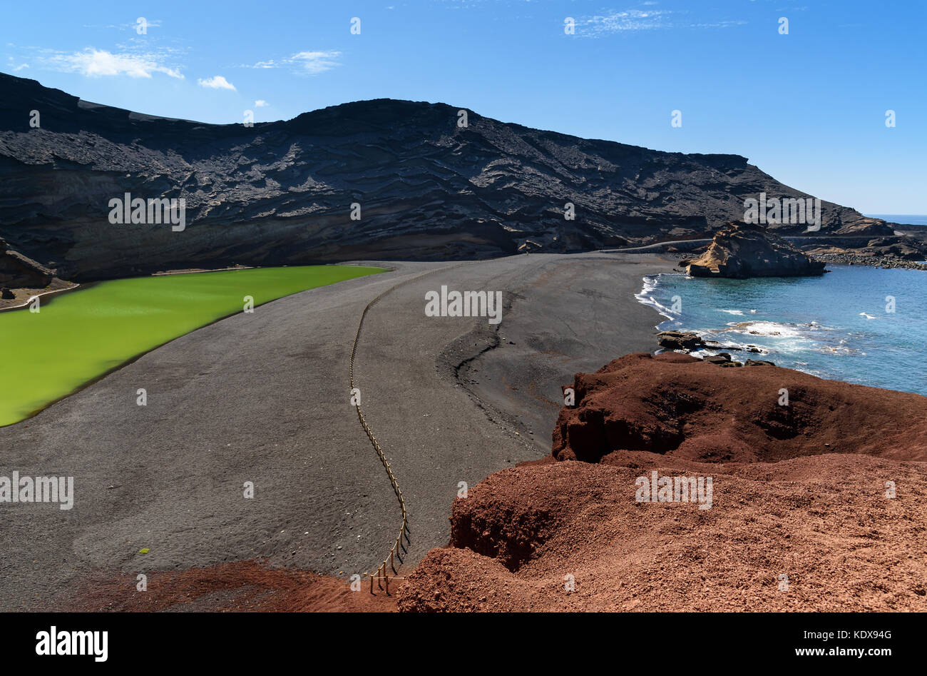 Cráter Volcánico y lago verde en el golfo, Lanzarote, Islas Canarias,  España Fotografía de stock - Alamy