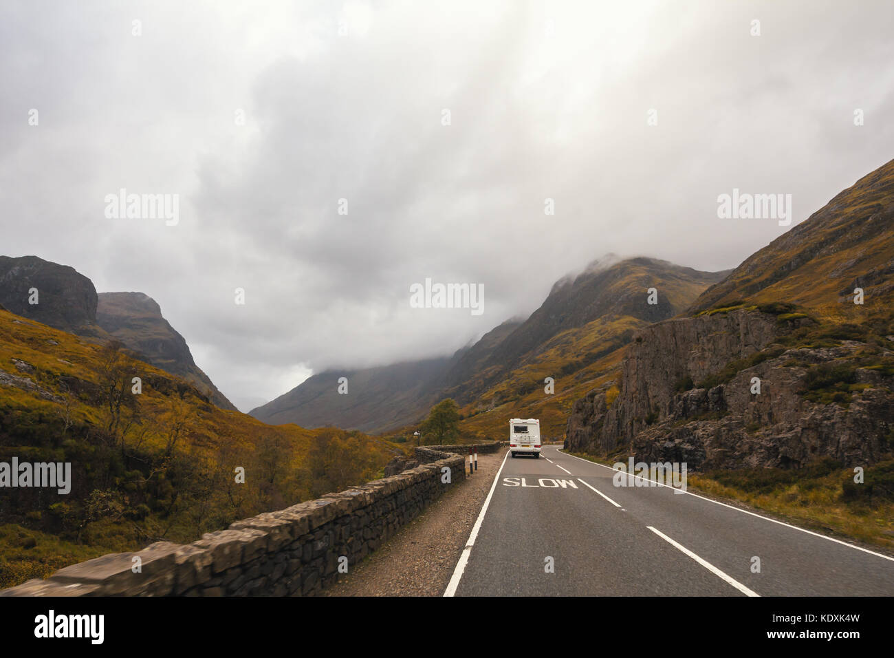 Rv pick-up remolque en carretera de montaña en Escocia Foto de stock