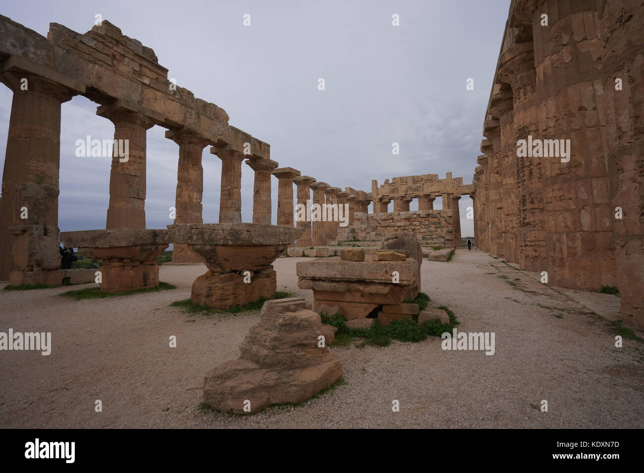 El templo de Hera (también conocido como templo griego e) en el sitio arqueológico de Selinunte. A partir de una serie de fotos de viaje en Sicilia, Italia. foto fecha: Foto de stock