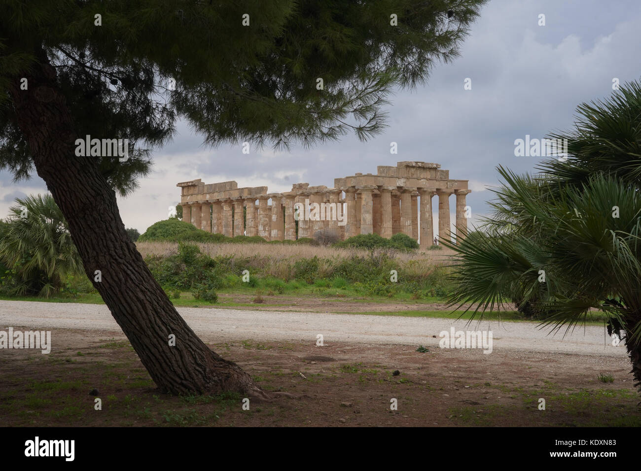 El templo de Hera (también conocido como templo griego e) en el sitio arqueológico de Selinunte. A partir de una serie de fotos de viaje en Sicilia, Italia. foto fecha: Foto de stock