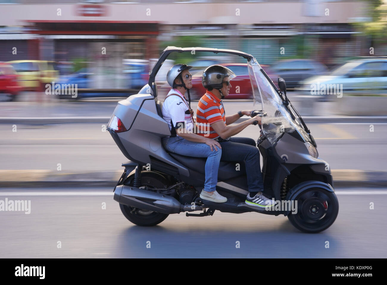 Dos personas en una motocicleta de tres ruedas en Palermo. A partir de una serie de fotos de viaje en Sicilia, Italia. foto Fecha: domingo, 8 de octubre de 2017. foto credi Foto de stock