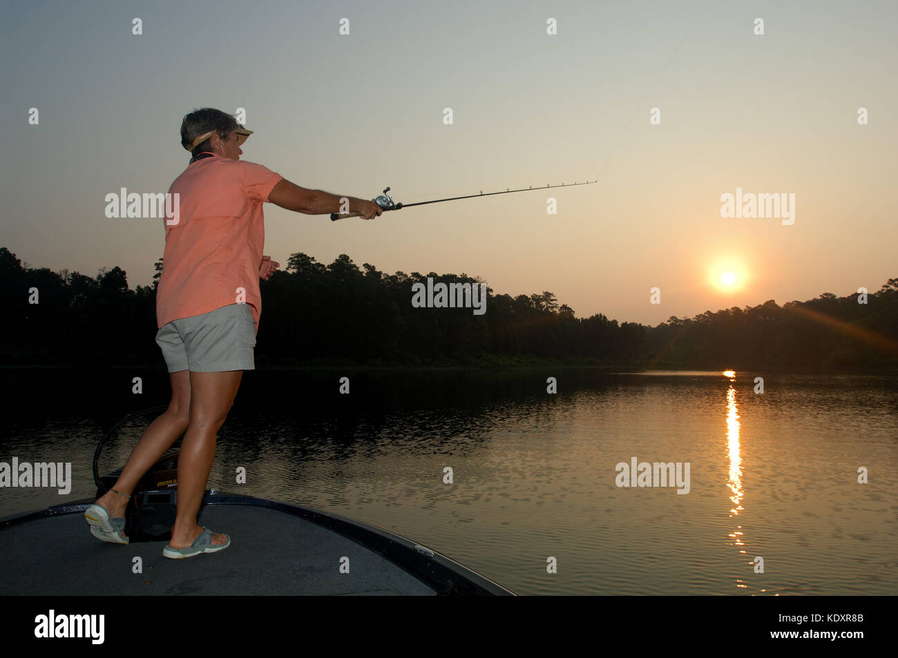 Una mujer peces para crappie desde su barco en el lago de Sam Rayburn cerca de Jasper, Texas Foto de stock