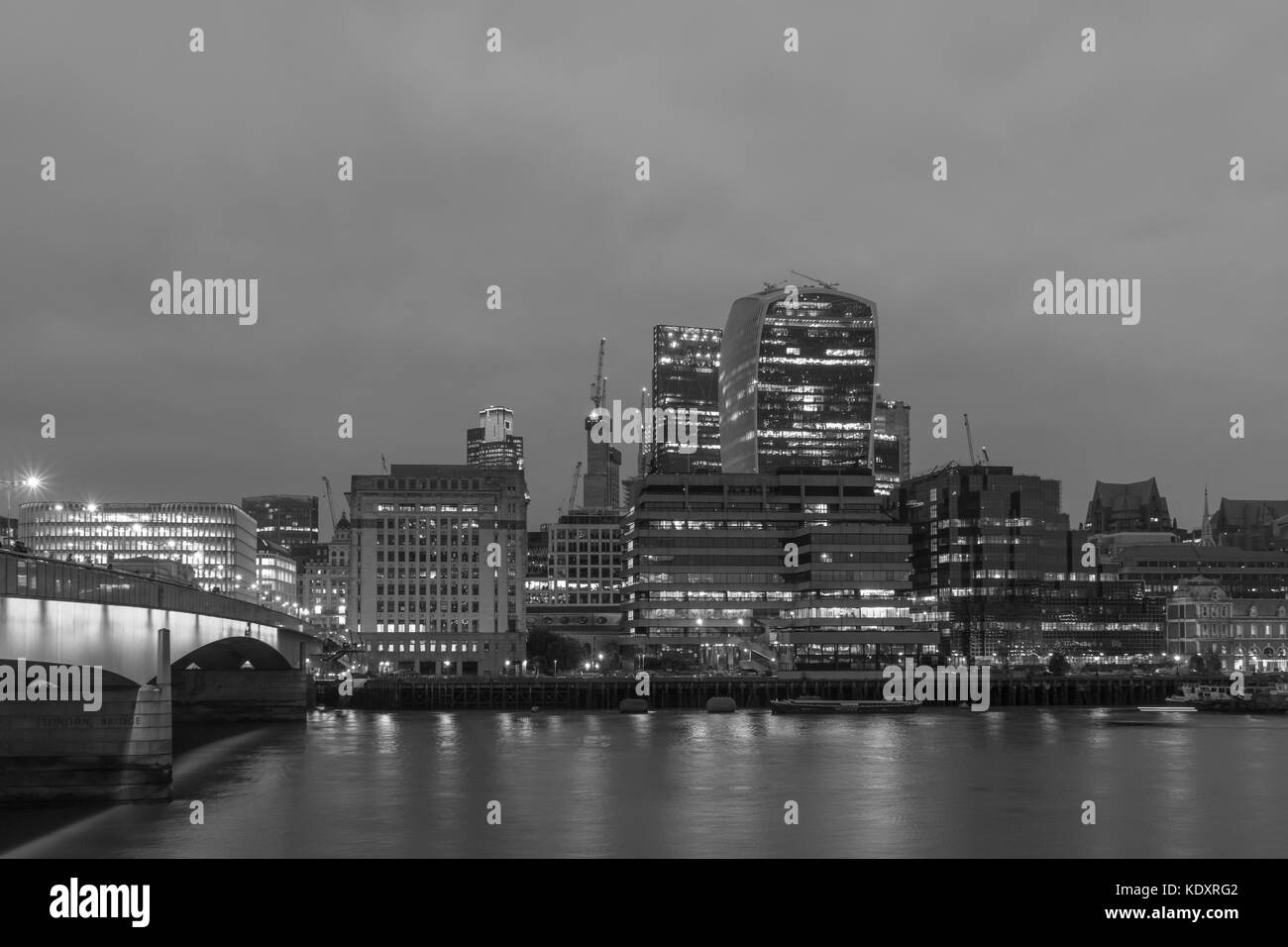 Blanco y negro de la ciudad en el distrito financiero de la ciudad de Londres de 2017, Inglaterra, Reino Unido. Foto de stock