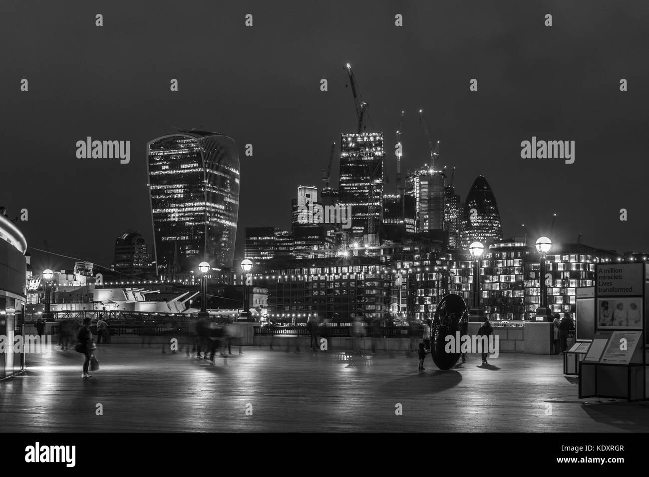 En blanco y negro del distrito financiero skyline en la noche 2017, Ciudad de Londres, Inglaterra, Reino Unido. Foto de stock
