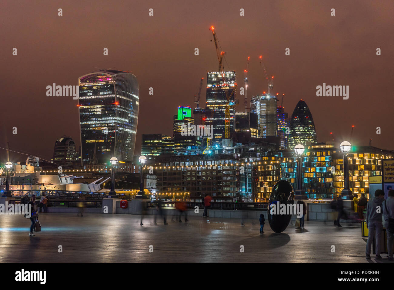 El distrito financiero de noche skyline en 2017, la ciudad de Londres, Inglaterra, Reino Unido. Foto de stock