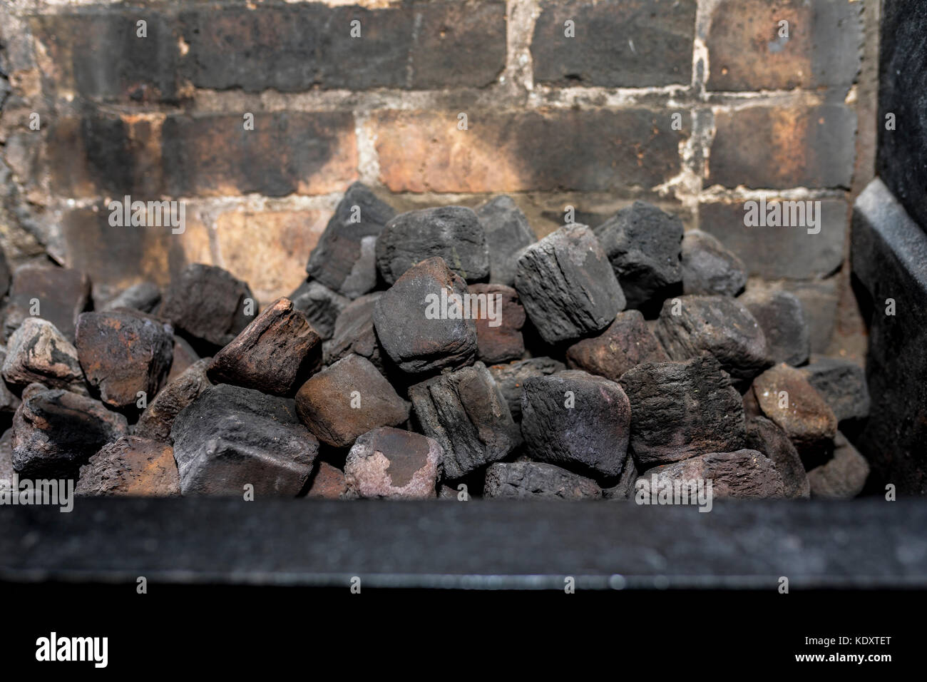 Carbón en una chimenea cocina apagado con ningún incendio Foto & Imagen