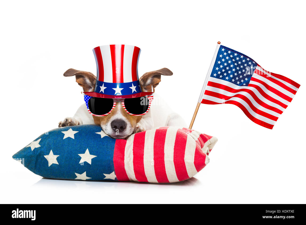 Perro Jack Russell celebrando el 4 de julio, día de la independencia vacaciones con bandera americana y gafas de sol, aislado sobre fondo blanco. Foto de stock