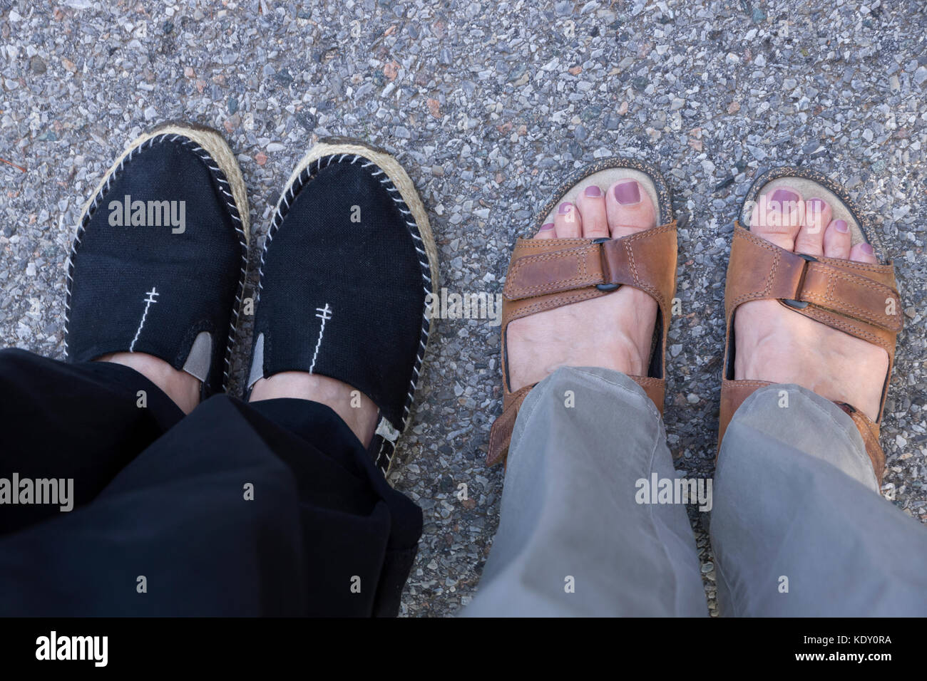 El calzado de verano casual opciones: mujer-toe zapatos cerrados (alpargatas) y open-toe sandalias. Foto de stock