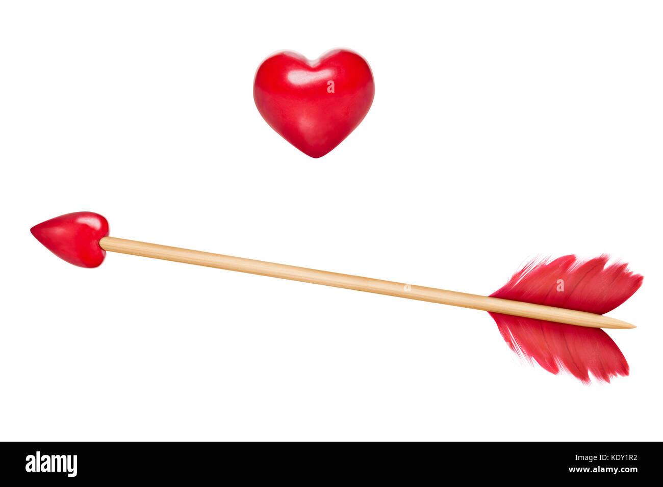 Cupido flecha con plumas rojas y una flecha en la forma de un corazón rojo,  el palo de madera ,corazón de madera también incluyó a los fines del diseño  Fotografía de stock -