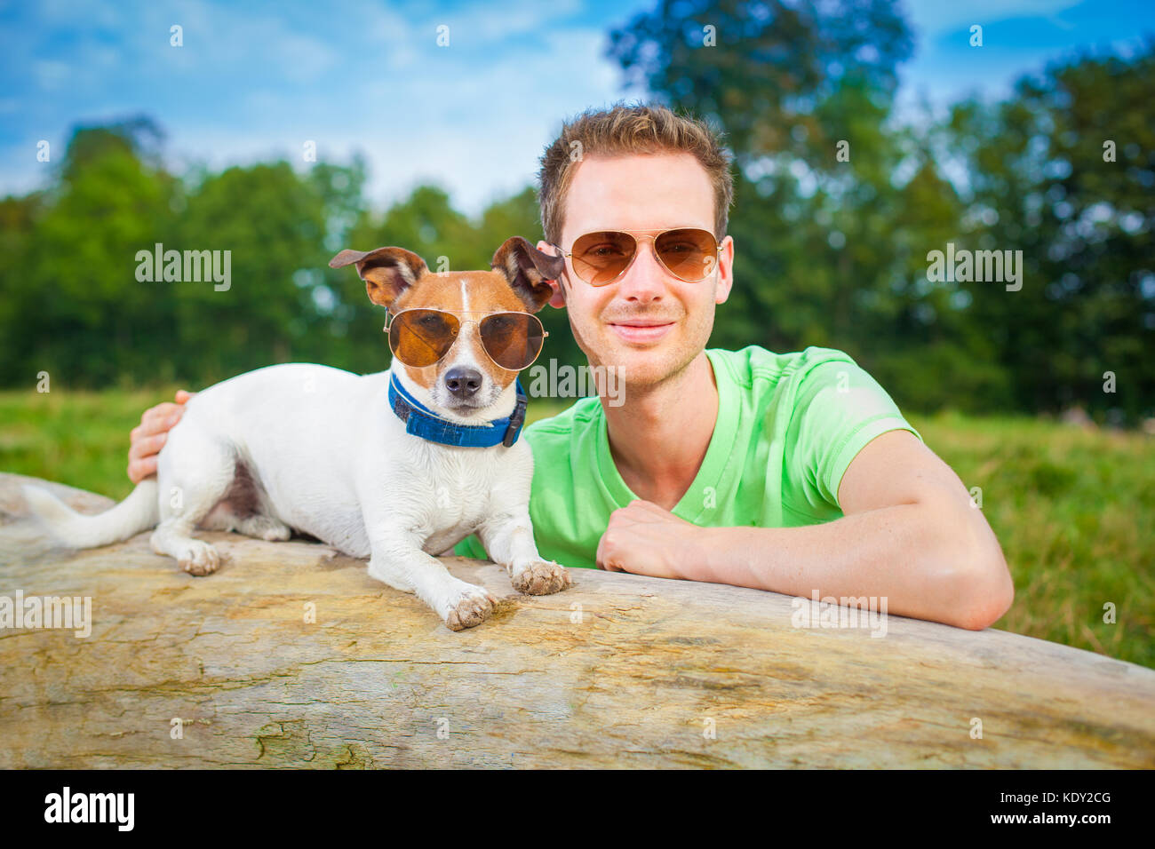 Perro y dueño juntos , muy cerca para pasar un buen rato al aire libre Foto de stock