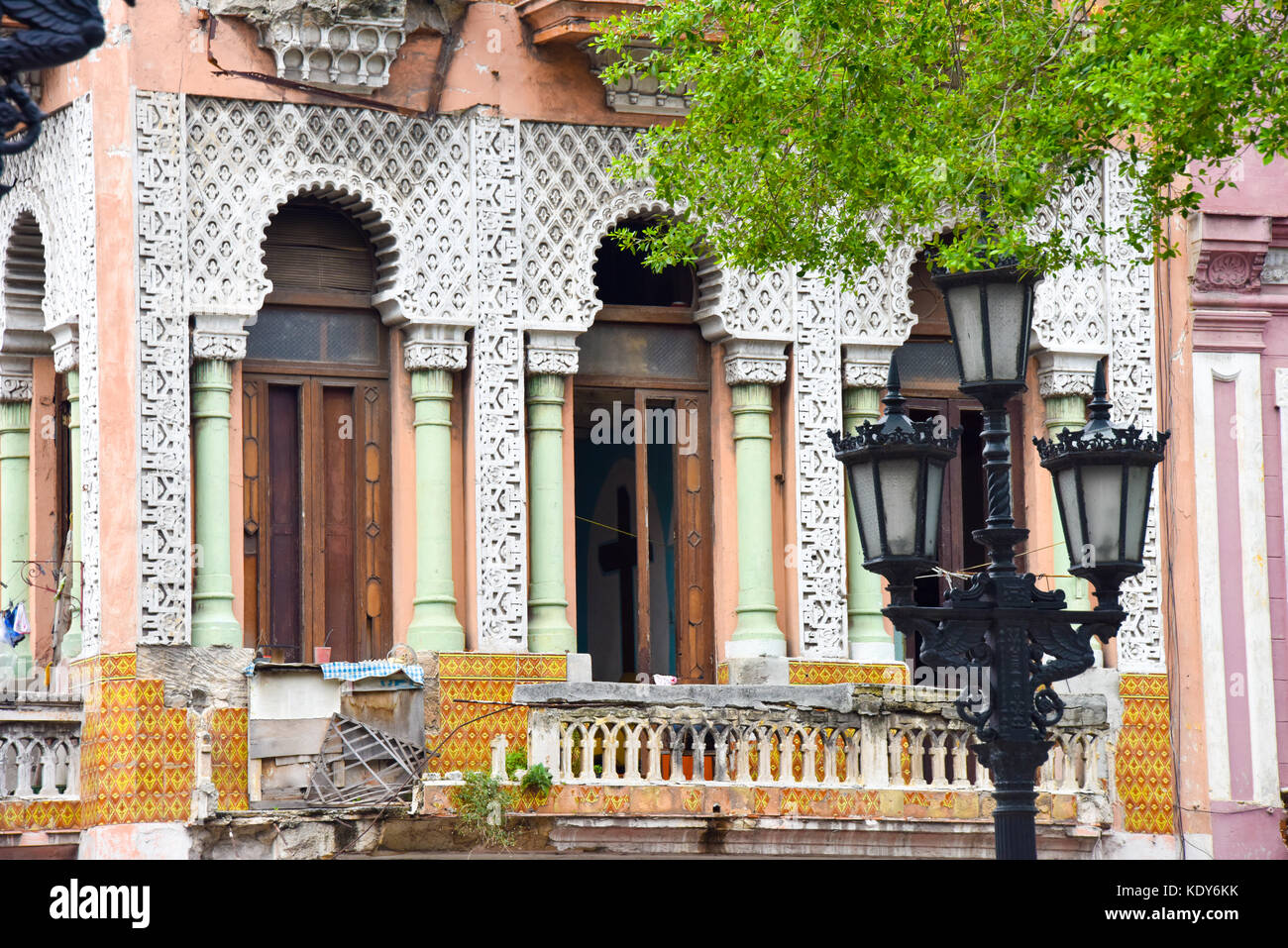 Edificio decrépito La Habana Vieja Foto de stock