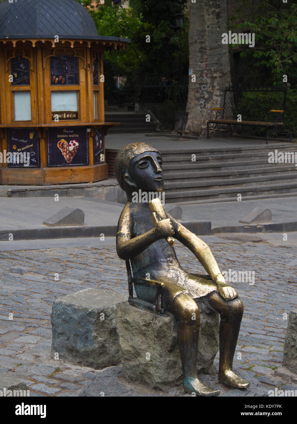 Escultura de un maestro de ceremonia o toastmaster en el centro de la ciudad de Tbilisi en Georgia, una figura importante en cualquier recopilación de Georgia, explicado por tourguide Foto de stock