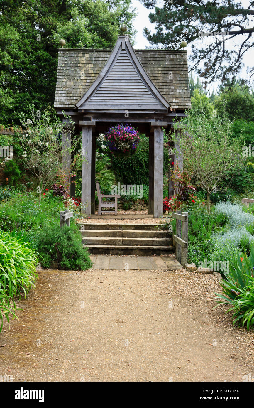 Cenador de madera y azulejos permite a los visitantes sentarse y contemplar en Abbotsbury jardines subtropicales, Dorset, UK Foto de stock