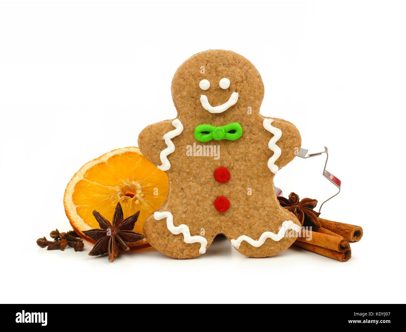 Navidad gingerbread man con cookie cutter y especias vacaciones aislado en un fondo blanco. Foto de stock