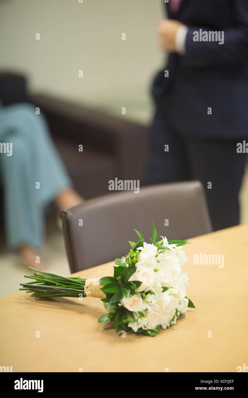 Ceremonia de boda civil no religiosa registro de oficina un ramo de rosas  flores de la novia Fotografía de stock - Alamy