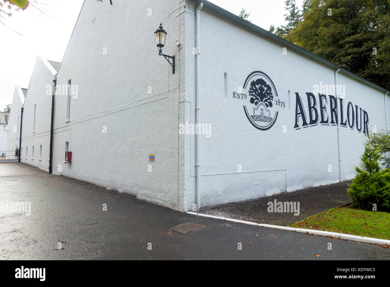Entrada almacenes para la marca de whisky escocés aberlour situado en la aldea de aberlour, Speyside, Escocia Foto de stock