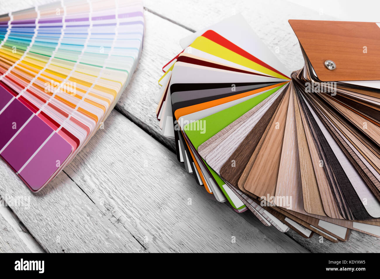 Diseño interior: el color y material de madera muestras sobre la mesa Foto de stock