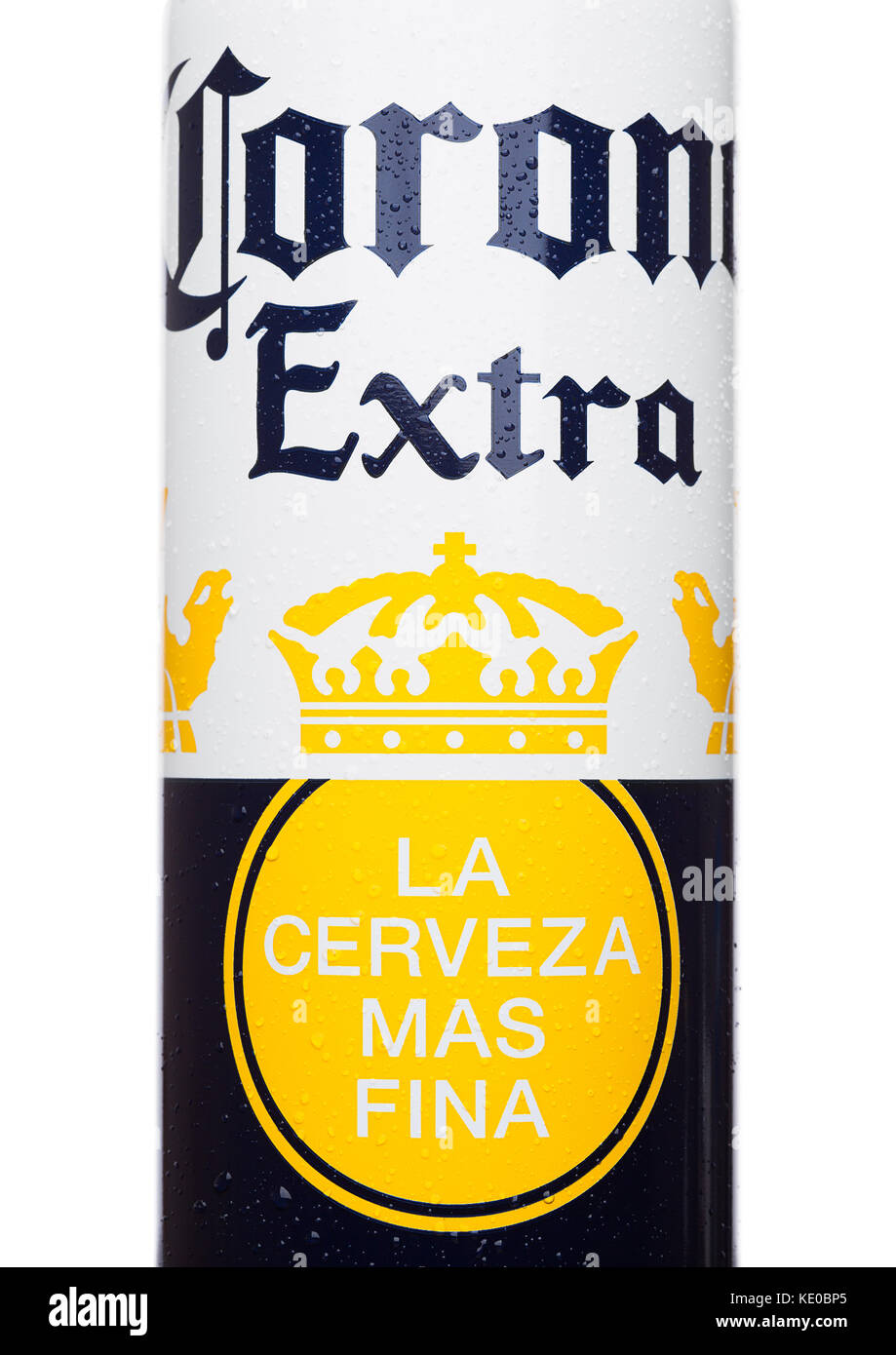 LONDRES, REINO UNIDO - 22 DE JUNIO de 2017: Botella de aluminio de Cerveza Corona Extra sobre fondo blanco. Cerveza importada más popular en los Estados Unidos. Edición limitada Foto de stock