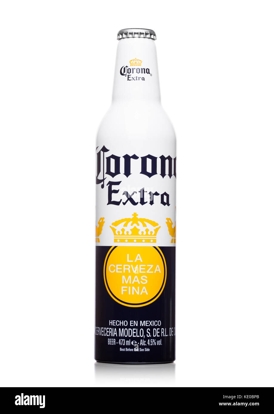 LONDRES, REINO UNIDO - 22 DE JUNIO de 2017: Botella de aluminio de Cerveza Corona Extra sobre fondo blanco. Cerveza importada más popular en los Estados Unidos. Edición limitada Foto de stock