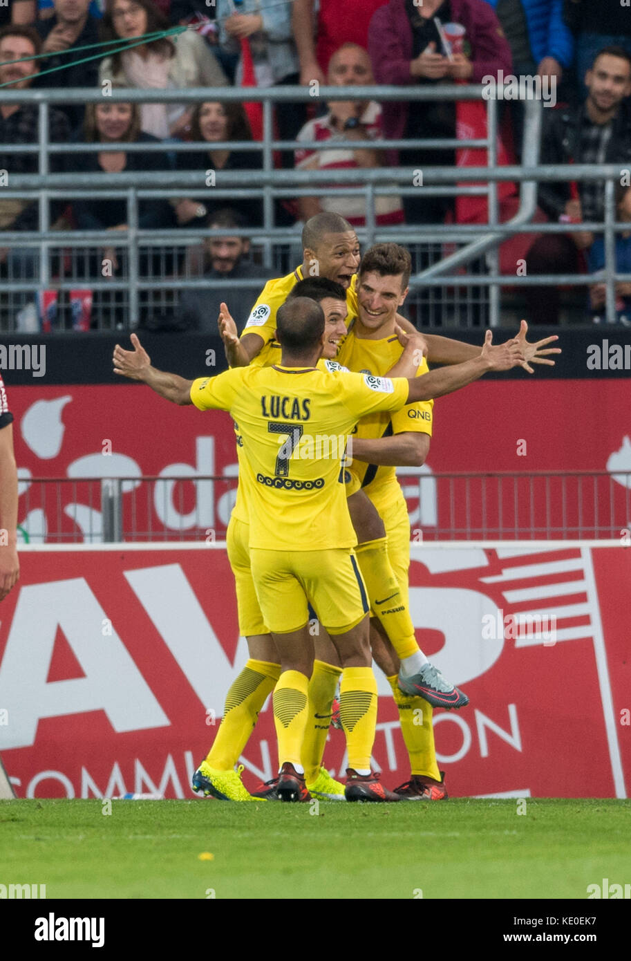 Dijon, Francia. 14 oct, 2017. Paris Saint-germain team group (PSG) fútbol/soccer : Thomas meunier de Paris Saint-germain celebra con sus compañeros de equipo lucas Moura, kylian mbappe y giovani lo celso tras anotar el segundo gol durante los franceses "Ligue 1' partido entre Dijon FCO 1-2 Paris Saint-germain en estadio Gaston-Gerard en Dijon, Francia. Crédito: Maurizio borsari/aflo/alamy live news Foto de stock