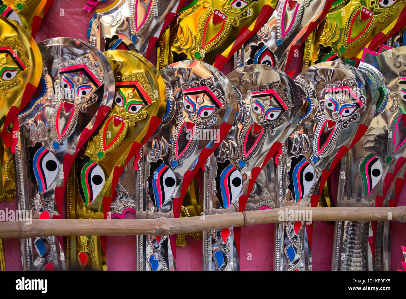 En Kolkata, India. 17 oct, 2017. Armas de la diosa Kali (diosa hindú) se vendieron en kumartuli (industria del ídolo de arcilla) para decorar la diosa con ocasión de la puya en Kolkata crédito: sagnik datta/alamy live news Foto de stock